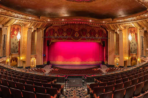 Warner Theatre opens the curtain with JBL VTX line arrays